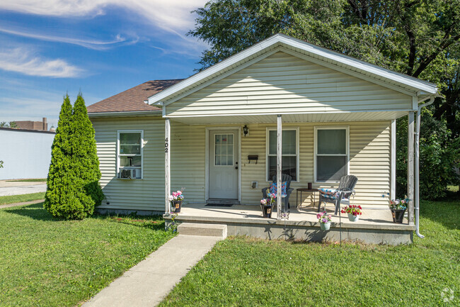 American Foursquare homes with detached garages are common throughout Near East.