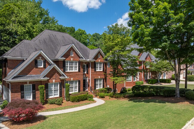 In Medlock Bridge, you will discover a variety of impressive, large Georgian-style homes, characterized by their elegant gabled roofs and adorned with intricately designed architectural details.