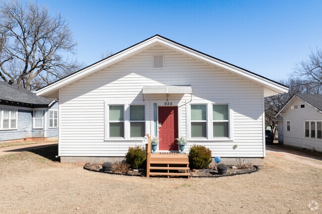 Minimal traditional homes line the streets of Shawnee.