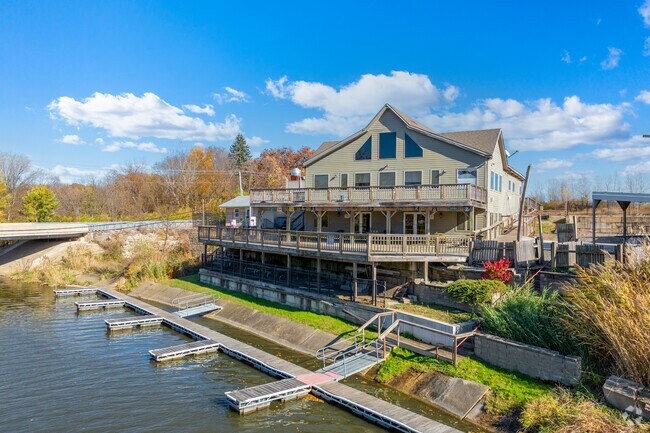 Lake Holiday locals enjoy waterfront dining at Lee’z Place Bar & Grill.