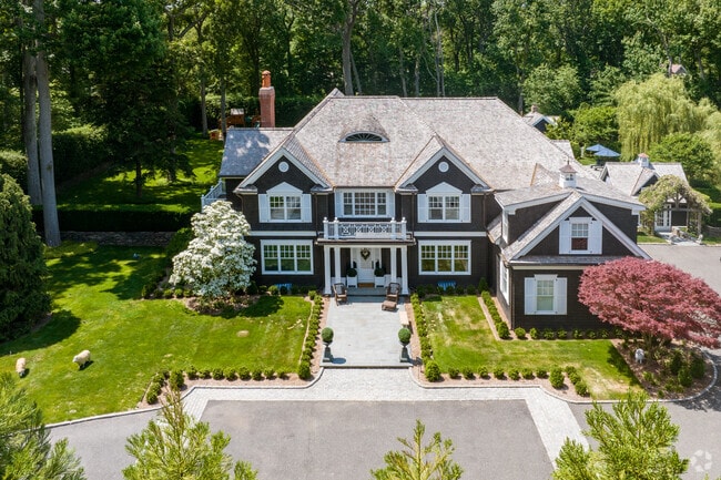 Large multi-million dollar properties are common in Brookville.