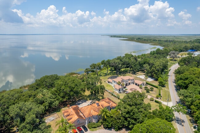 Large homes with lakeside views are available in Apopka.