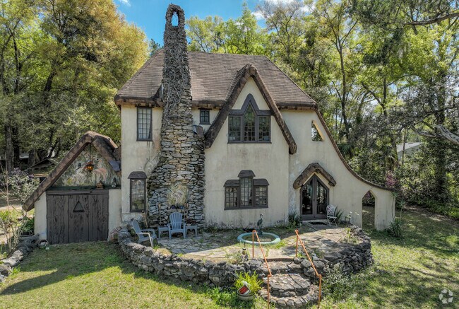 Mount Plymouth also has a specific aesthetic that it is known for called Plymouthian style homes