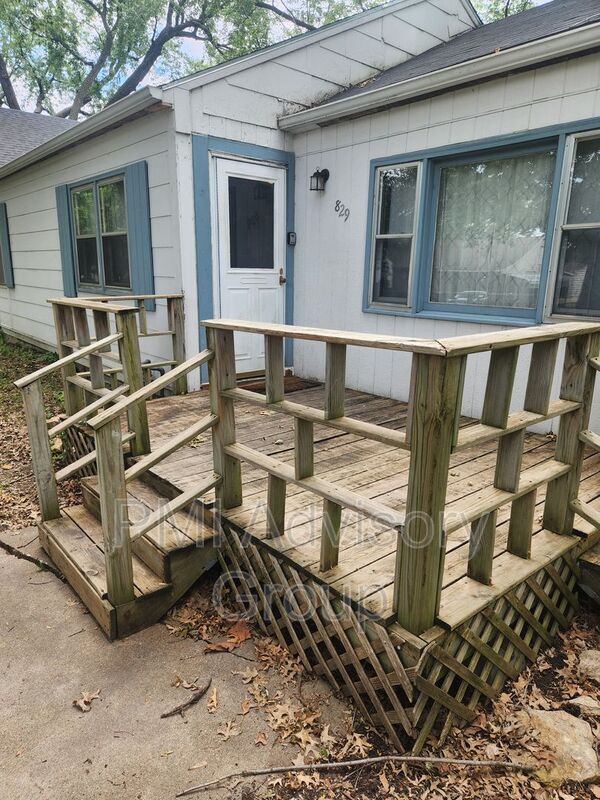 829 SW Cambridge Ave, Topeka, KS 66606