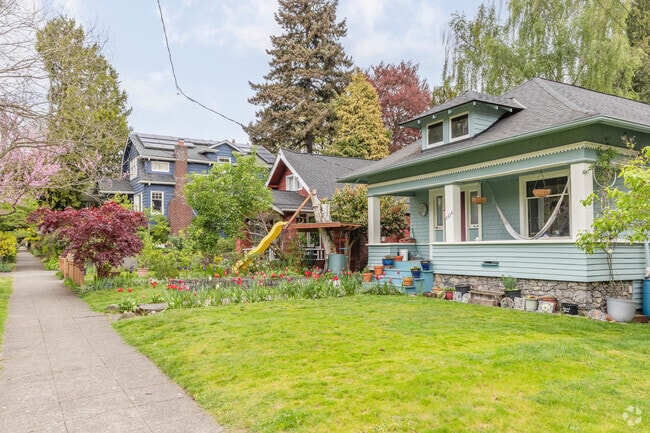 It's quite common to find homes in Wallingford with thoughtfully landscaped front yards.