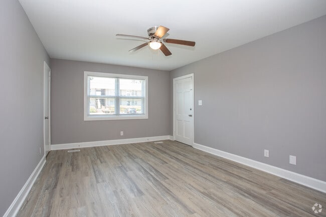 2BR, 1BA - 916SF - Living Area