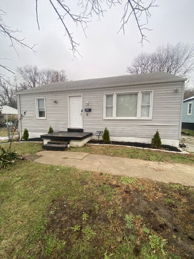 829 Carson Rd, Ferguson, MO 63135