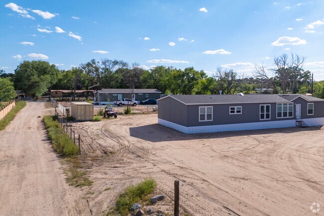Manufactured homes line the small streets of El Rancho.