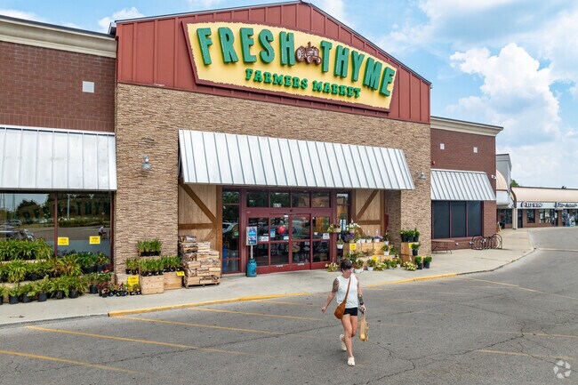 The residents of Olentangy Highlands enjoy shopping at Fresh and Thyme Farmers Market.