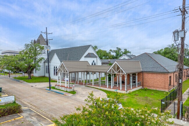 St. Matthew's Episcopal School is a private school serving students from pre-k through middle.