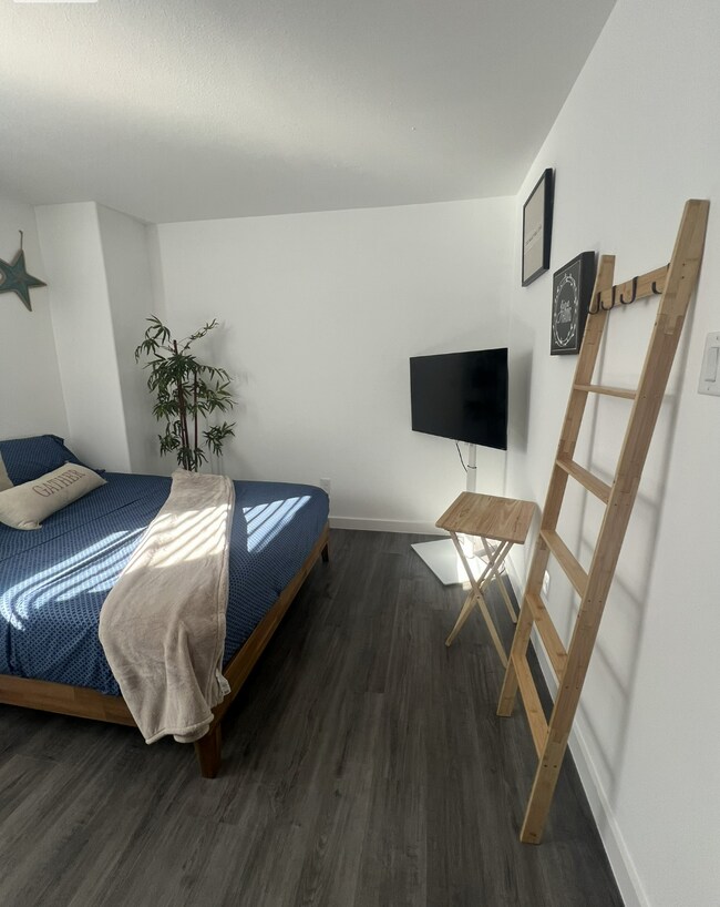 8124 Sterlingshire St unit Private room, Houston, TX 77078 - photo 4