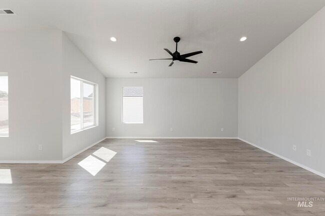 1074 Woods Bog Ave, Middleton, ID 83644 - photo 5