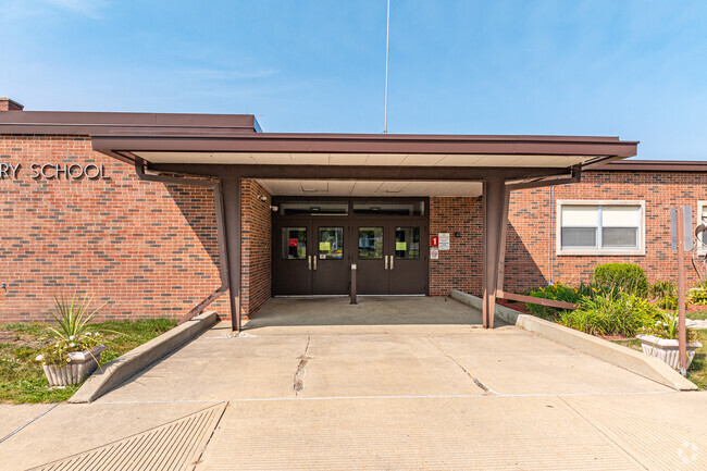 McGaughey Elementary School has 382 students in grades PK, K-2.