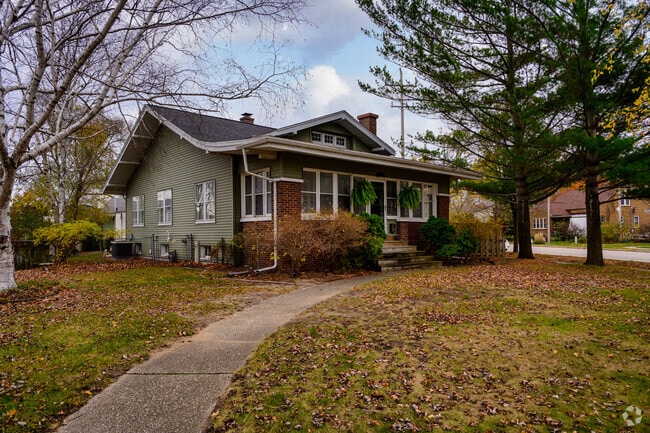 Older bungalows and Victorians can be found around the center of Spring Lake.