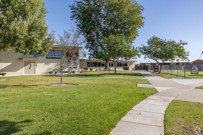 Linton T. Simmons Elementary School is a great place to meet new friends.