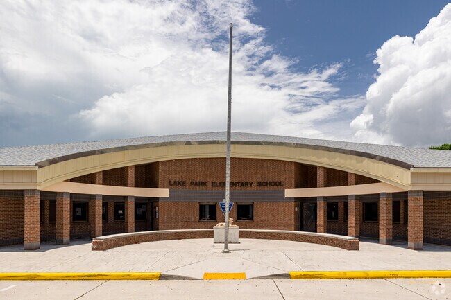 Lake Park Elementary in Naples has a large central main entrance.