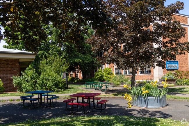 The main entrance to Areleta School in the Mt. Scott Neighborhood.