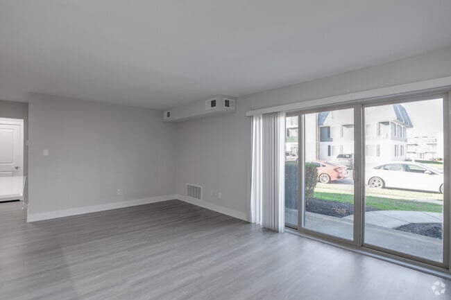 1BR, 1BA - 700SF - Living Room