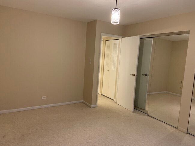 9422 Bay Colony Dr unit 1W, Des Plaines, IL 60016 - photo 5