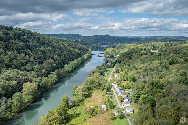 The Kiskiminetas River flows through the valley of the neighborhood.