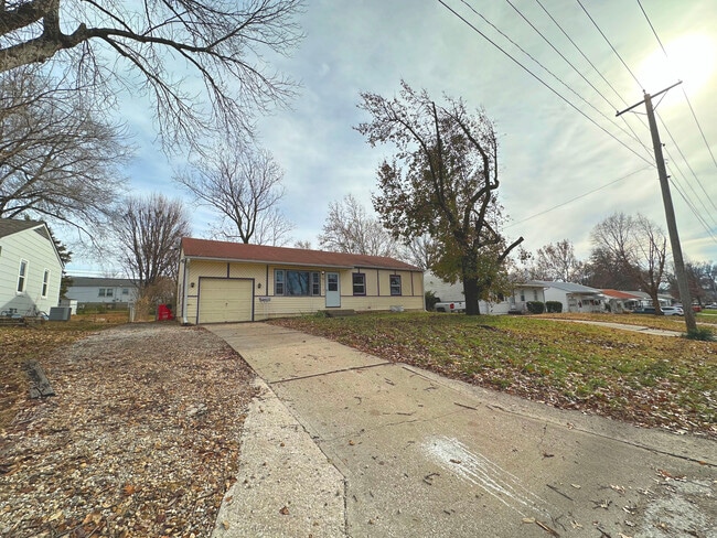 1119 N Atherton Rd, Independence, MO 64056 - photo 2