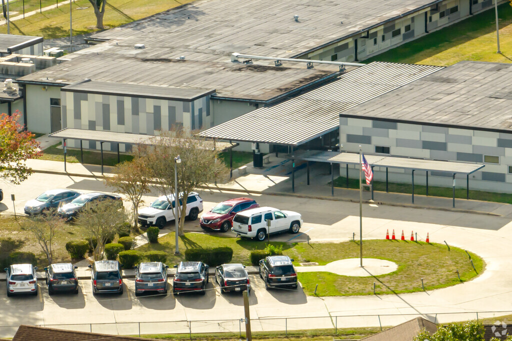 Westside Elementary School
is where every student shines academically in the Scott area.