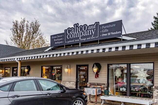 Alabar Hills is home to several locally-owned shops and restaurants.