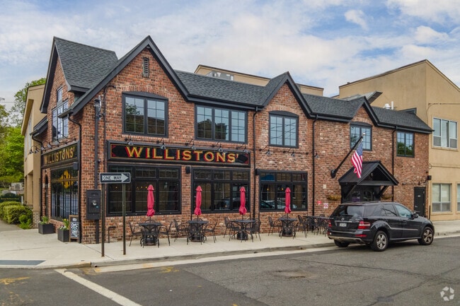 Willistons' in Williston Park is a neighborhood restaurant and bar minutes away from East Willison.