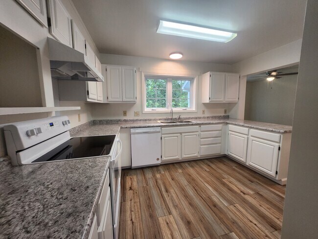 12 Starflower Ln unit 12, Brunswick, ME 04011 - photo 2