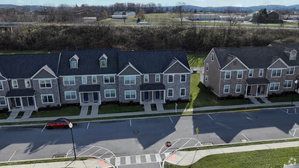 625 Byler Cir, Cornwall Borough, PA 17042 - photo 2