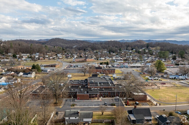 West Side Elementary School serves Elizabethton children in grade K-5.