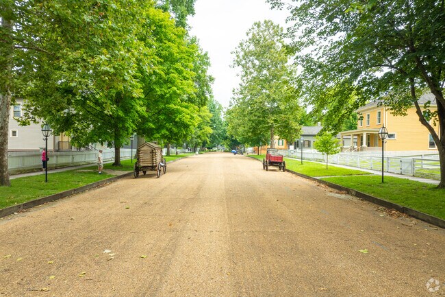 Walk along the same streets as Abraham Lincoln once did in Old Aristocracy Hill.