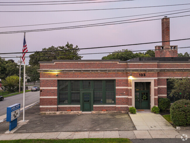 Lakeview Elementary School is a public option for Worcester children.