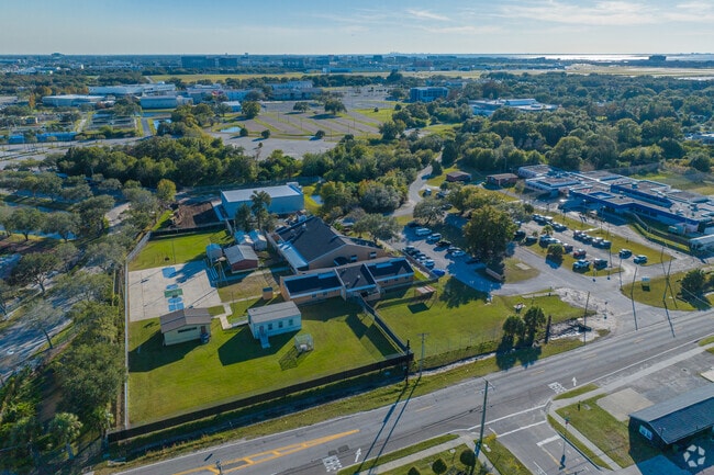 Les Peters Academy has a basketball court.