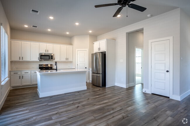 1BR, 1BA - 746SF - Living/Kitchen