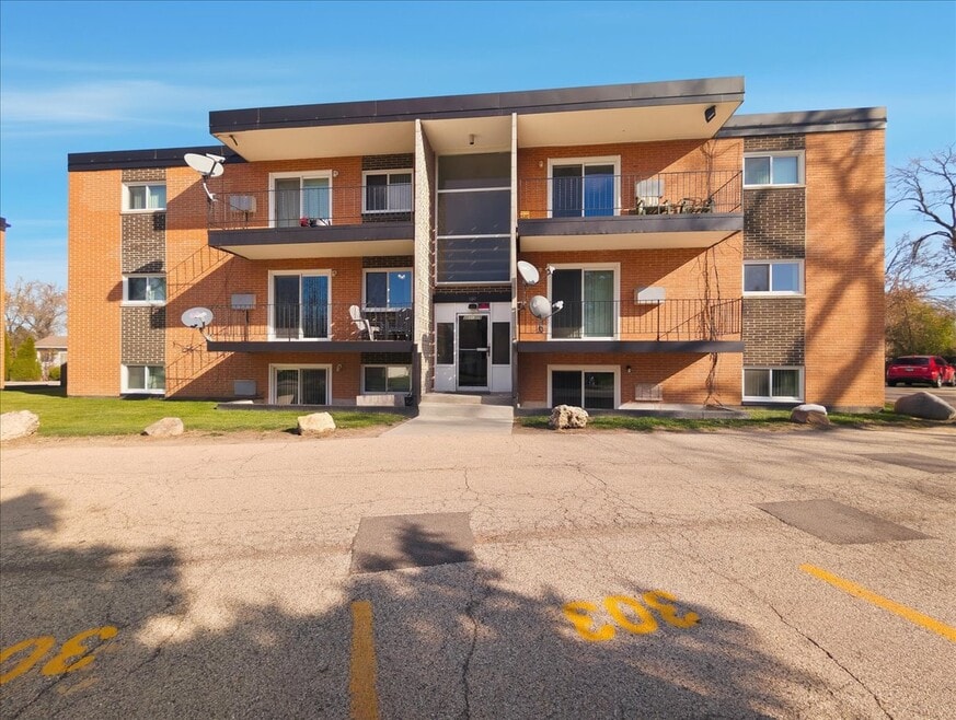 300 Marlene Ct unit 1, Wauconda, IL 60084 - photo 1