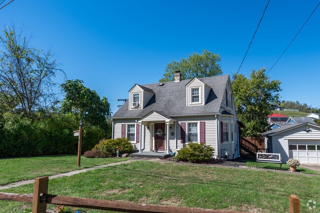 In Bellaire the cottage style home is not as common as ranch style homes.
