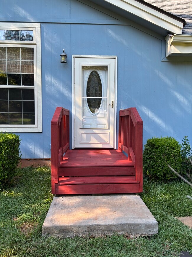 826 Jones Mill Rd unit Blue Cottage studio, Central, SC 29630 - photo 3