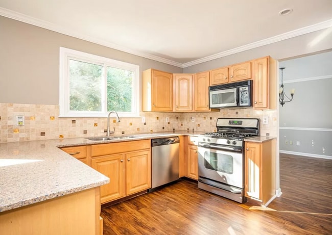 10420 Meadow Crest Ln, Alpharetta, GA 30022 - photo 7