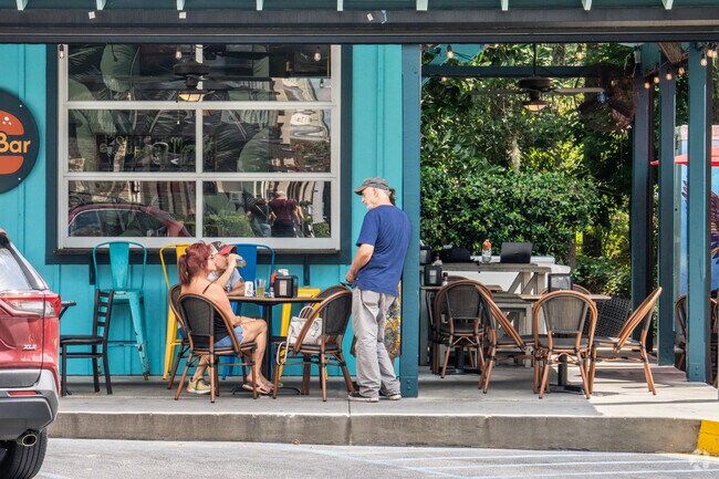 Hampton Lake residents are conveniently located near Downtown Bluffton featuring restaurants.