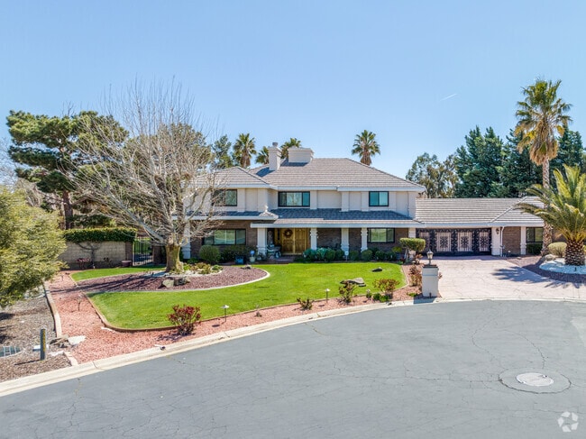 Quartz Hill, features an impressive selection of spacious, custom-built homes that cater to discerning buyers looking for quality and style.