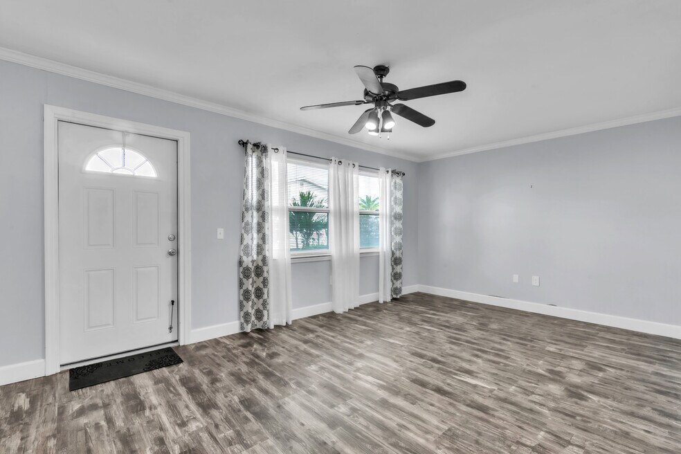 5850 18th St N unit 11, Saint Petersburg, FL 33714 - photo 1