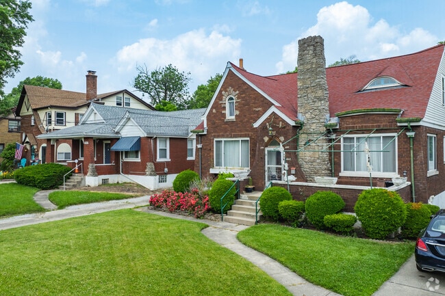 Central Delhi features a wide range of traditional, modern and Prairie-style homes.