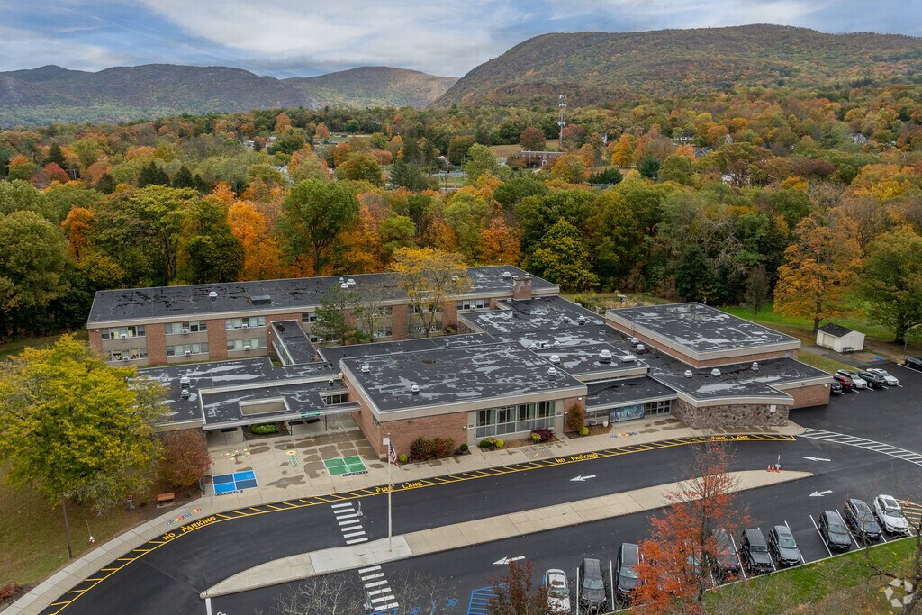 Cornwall Elementary School has an overall A-grade on Niche, with a student-teacher ratio of 16:1 and 577 students in grades K-4