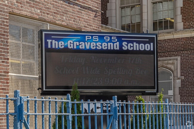 P.S. 95 - The Gravesend has a student-teacher ratio is 15:1.