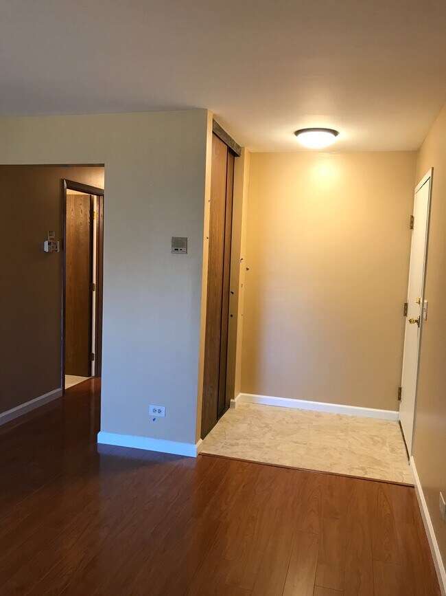 7010 Newport Dr, Woodridge, IL 60517 - photo 4