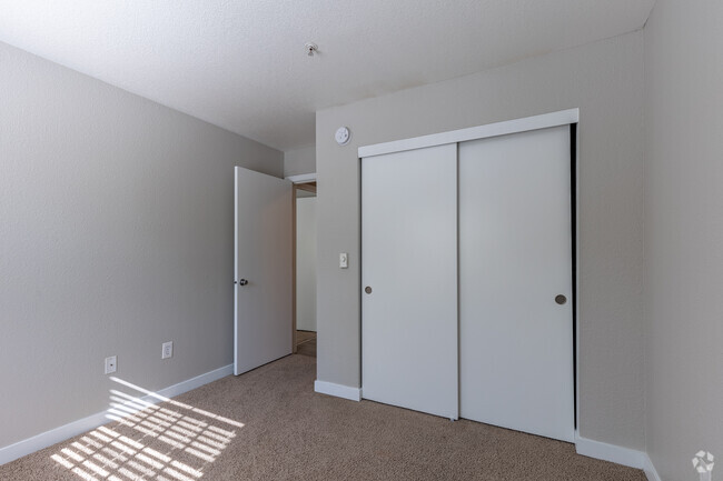 2BR, 2BA - 871SF