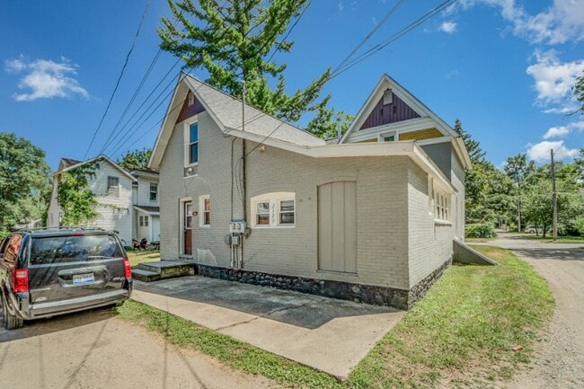 212 W Locust St, Mount Pleasant, MI 48858 - photo 2