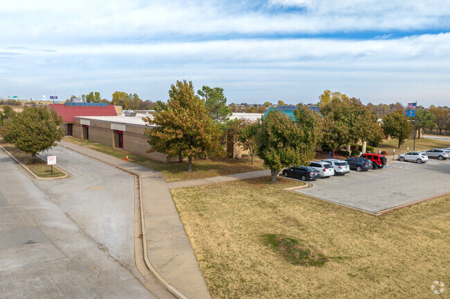 Mustang Creek Elementary School welcomes kids from the Mustang area.