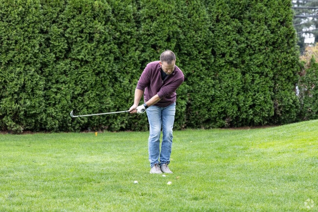 Glendovere Golf Course is near the Russell neighborhood.